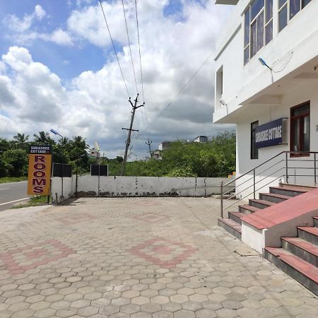 Subasree Cottage Tirunallar Exterior photo