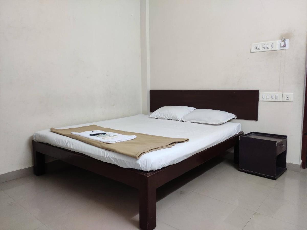 Subasree Cottage Tirunallar Exterior photo