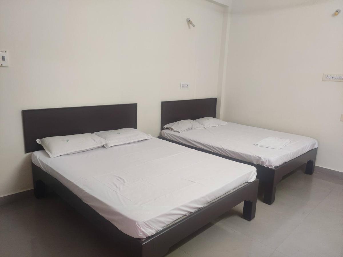 Subasree Cottage Tirunallar Exterior photo