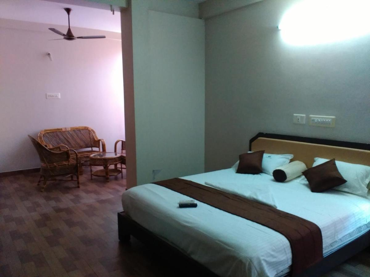 Subasree Cottage Tirunallar Exterior photo